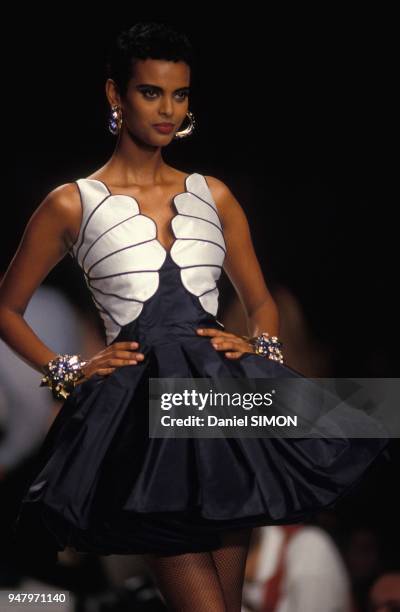 Le top model ethiopien Anna Getaneh au defile Valentino Pret-a-porter Printemps-Ete 1992-1993 en septembre 1991 a Paris, France.