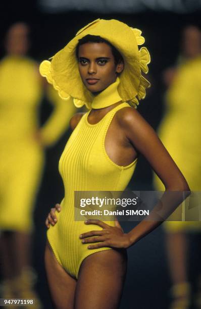 Le top model ethiopien Anna Getaneh au defile Balenciaga Pret-a-porter Printemps-Ete 1992 en octobre 1991 a Paris, France.