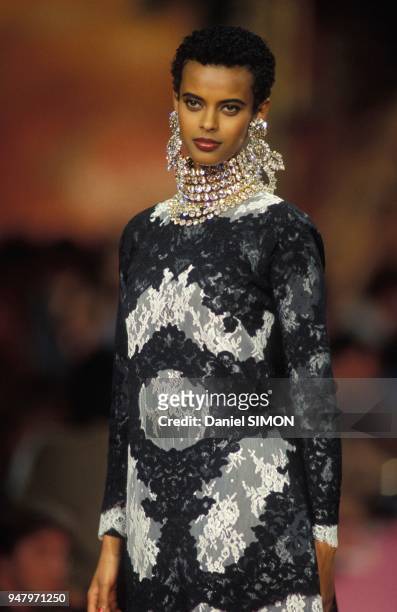 Le top model ethiopien Anna Getaneh pendant le defile Lacroix haute couture Automne-Hiver 1992 en juillet 1991 a Paris, France.
