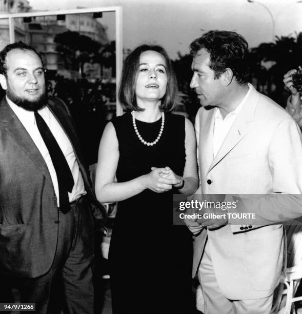 Marco Ferreri, realisateur du film 'Le Mari de la femme a barbe' entoure d'Annie Girardot et d'Ugo Tognazzi, en mai 1969, a Cannes, France.