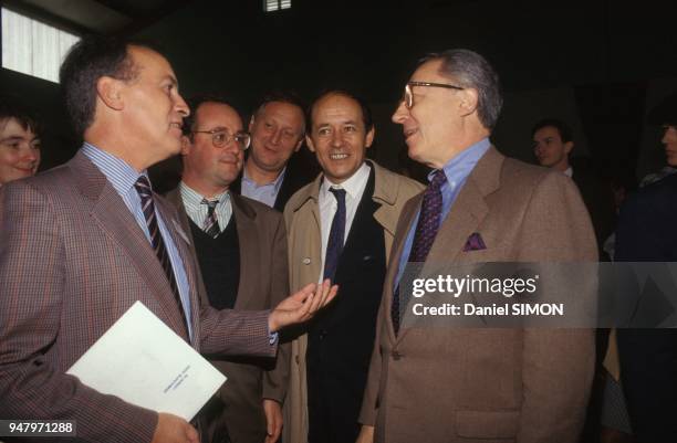 Jacques Delors preside la naissance de son club 'Temoin' qui s'attaque au 'vide des idees', il est soutenu par Henri Nallet, Francois Hollande et...