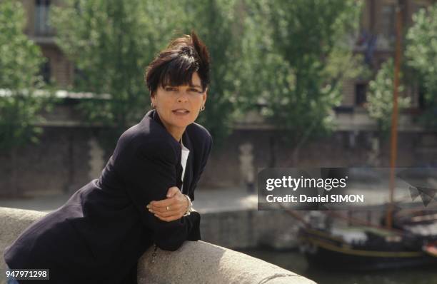 Actrice americaine Ali MacGraw sur les quais de la Seine a Paris le 7 avril 1992 a Paris, France.