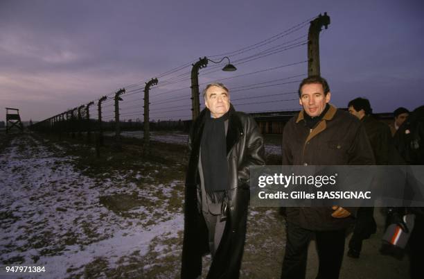 Le ministre de l'Education Francois Bayrou et Claude Lanzmann visitent le camp d'Auschwitz le 3 decembre 1993 en Pologne.