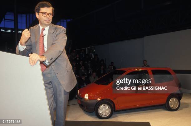 Louis Schweitzer, PDG de Renault, presente la 'Twingo' le 5 octobre 1992 a Paris, France.