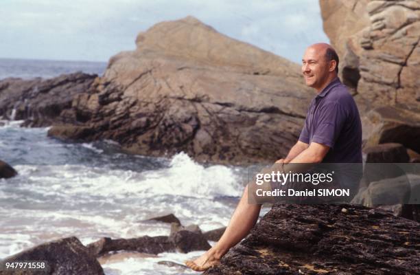 Le ministre des Finances Michel Sapin envacances avec sa famille a l'ile d'Yeu le 4 aout 1992 en France.