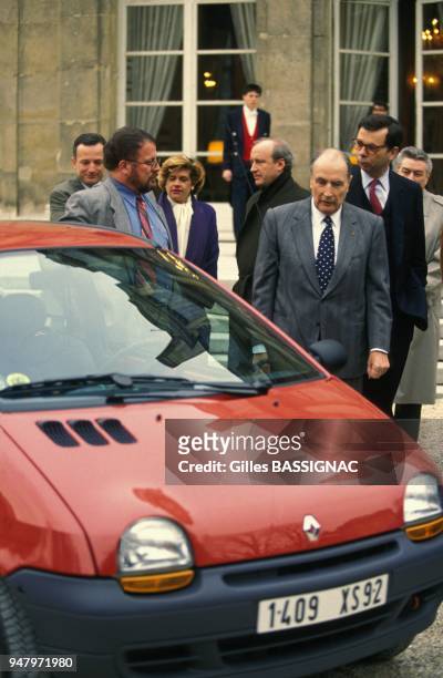 Louis Schweitzer, PDG de Renault, presente la 'Twingo' au president de la Republique Francois Mitterrand a l'Elysee;en arriere-plan Anne Lauvergeon...