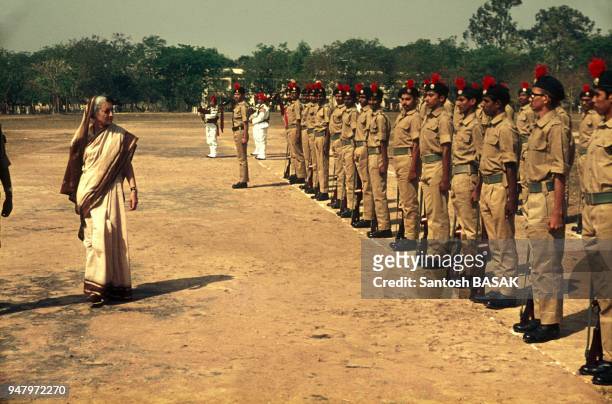 Indira Gandhi, Premier ministre de l'Inde, passe les troupes en revue avant de visiter l'universite de Visva-Bharati en mars 1976 a Calcutta, Inde.