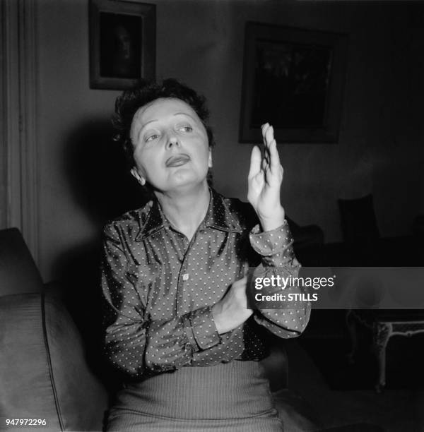 Portrait de la chanteuse Edith Piaf.