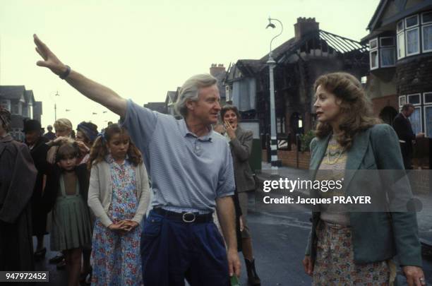 John Boorman dirige Sarah Miles sur le tournage du film de John Boorman 'Hope and Glory' en septembre 1986 au Royaume-Uni.