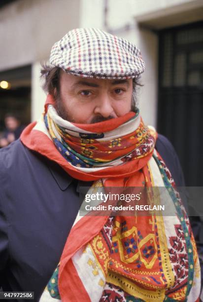 Le tenor Luciano Pavarotti se promene dans la rue en se protegeant du froid avec une casquette et un grand foulard le 4 decembre 1984 a Paris, France.