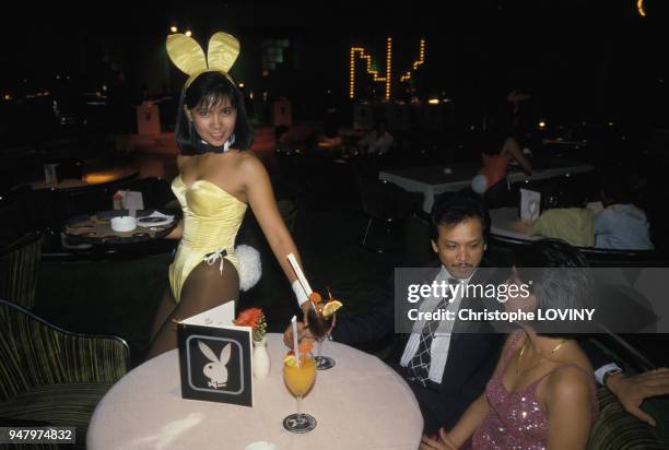 Playboy Bunny au club Playboy de Manille en juin 1987 aux Philippines.