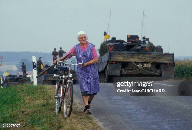 Un char Léopard de l'armée allemande pendant l'exercice militaire franco-allemand 'Moineau hardi' dans la région d'Ingolstadt le 24 septembre 1987 en...