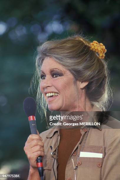 Brigitte Bardot lance un refuge SPA à Gennevilliers lors de l'émission télévisée 'Entre chien et loup' présentée par Allain Bougrain-Dubourg en...