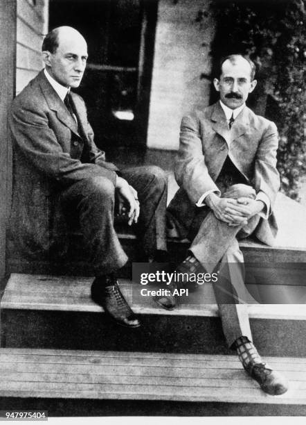 Portrait des frères Orville et Wilbur Wright, pionniers de l'aviation américaine sur le perron de leur maison aux Etats-Unis.