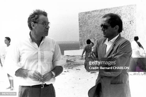 Le producteur de films Gérard Lebovici en conversation avec René Château, éditeur de vidéos, lors du tournage du film 'Les Morfalous' d'Henri...