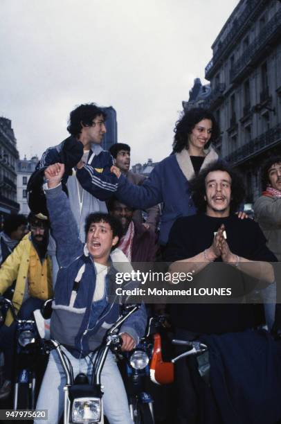 Arrivée de la marche Convergence 84, lancée par Farida Belghoul , pour l'égalité et contre le racisme le 1er décembre 1984 à Paris, France.