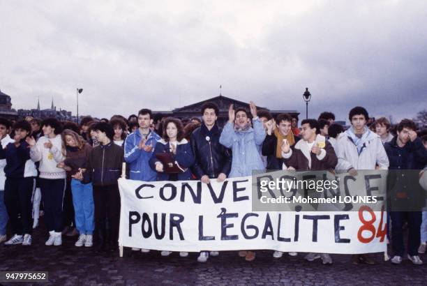 Arrivée de la marche Convergence 84, lancée par Farida Belghoul, pour l'égalité et contre le racisme le 1er décembre 1984 à Paris, France.