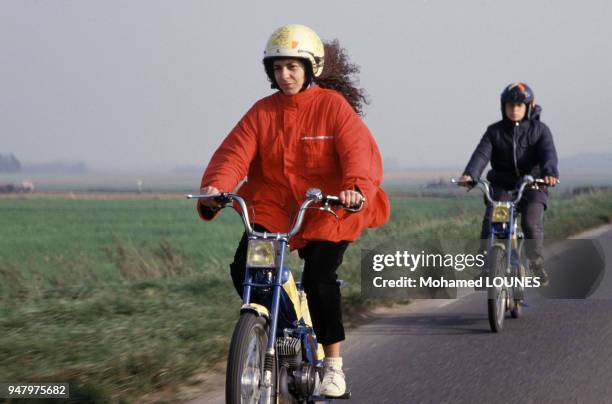 Jeunes en mobylette lors de la marche Convergence 84 pour l'égalité le 11 novembre 1984 à Saint-Quentin, France.