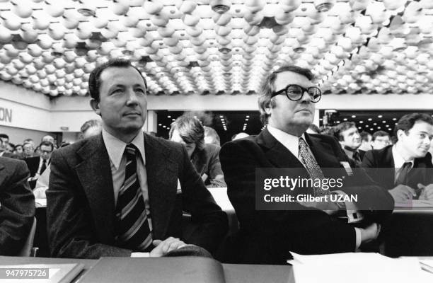 Jacques Delors, conseiller économique, et Pierre Mauroy, député-maire de Lille, assistent à une table ronde entre François Mitterrand, premier...