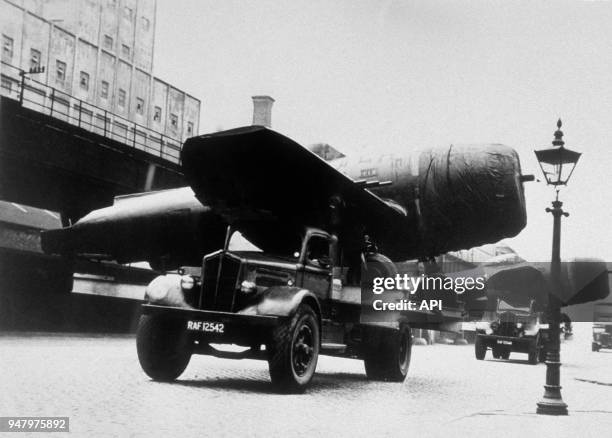 Avion de chasse américain Thunderbolt P47 embarquant pour l'Extrême Orient en février 1945 à Liverpool, Royaume-Uni.