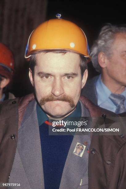 Lech Walesa coiffe d'un casque de chantier en Pologne, circa 1980.