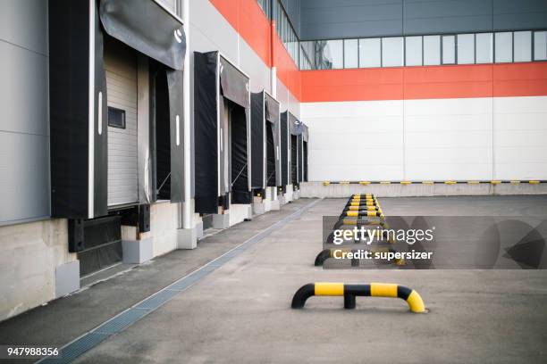 倉庫外觀 - loading dock 個照片及圖片檔