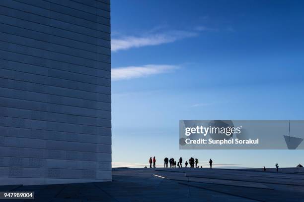 public space on the roof top of oslo opera house - sunphol stock-fotos und bilder