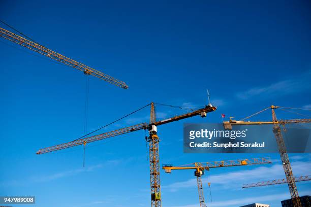 cranes on the waterfront area of oslo - sunphol stock-fotos und bilder