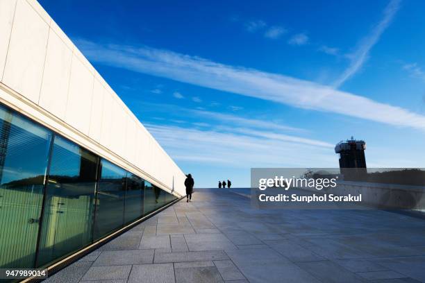 stone ramp from the harbour leading to the roof of the operahouse, oslo, - sunphol stock-fotos und bilder