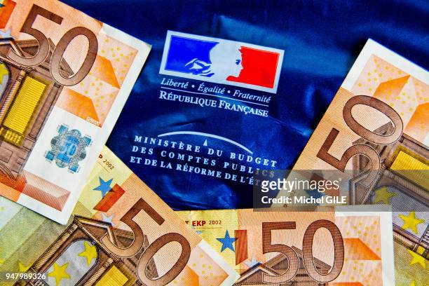 Billets de banque de 50 Euros et enveloppe de feuille d'impot, France.