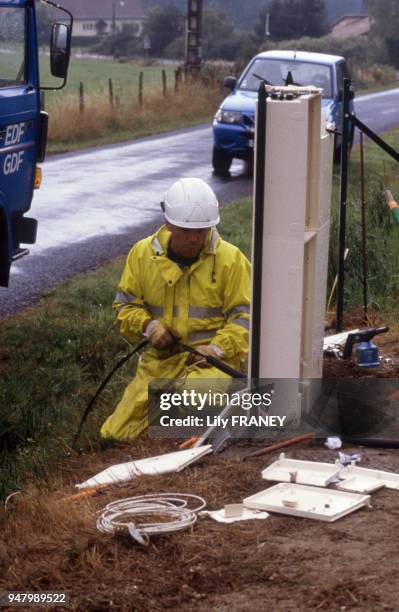 Electricien d'EDF intervenant sur un chantier, en 2002, France.