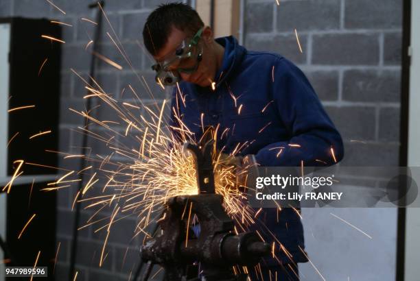 Jeune apprenti faisant de la soudure dans un atelier en France, en décembre 2005.