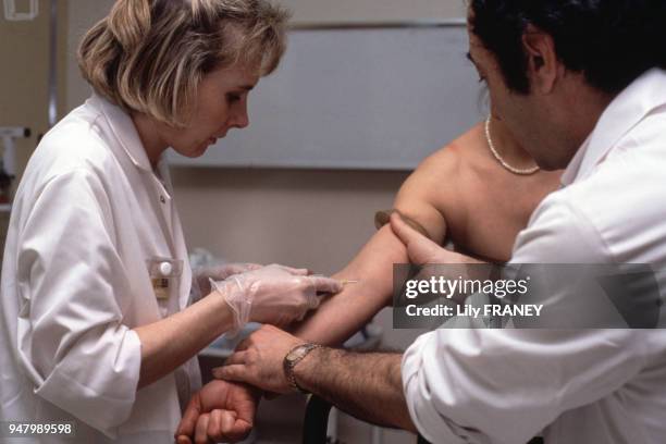 Infirmière faisant une prise de sang dans un hôpital en France, en janvier 1990.