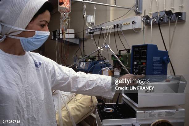 Infirmière dans la salle de chirurgie d'un hôpital en France, en janvier 1990.