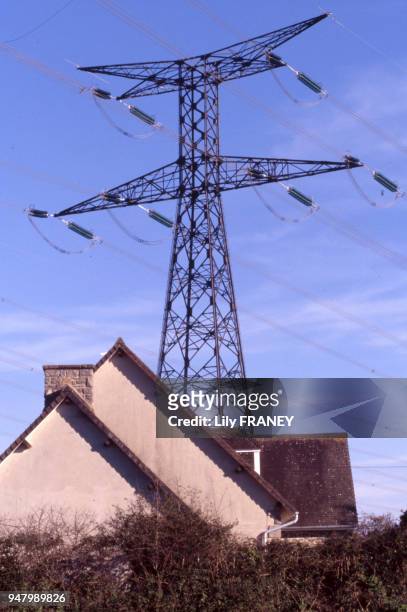 Pylone d'une ligne à haute tension d'EDF , en 2006, France.