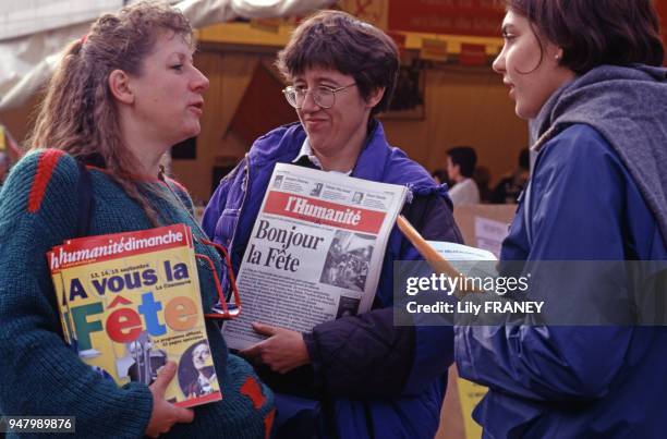 Bénévoles de la Fête de l'Humanité de 1996, dans le parc de La Courneuve, France.