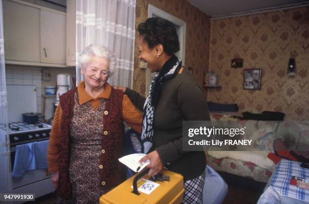 Aide à domicile chez une femme agée en France, en 2001.