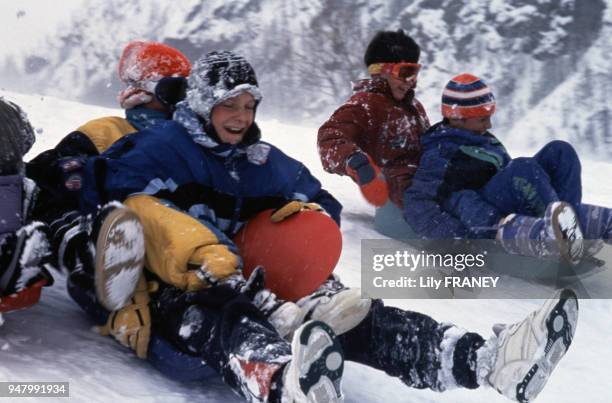 Enfants faisant de la luge luge lors d'une colonie de vacances du Comité Central d'Entreprise de la SNCF en Savoie, en 2001, France.