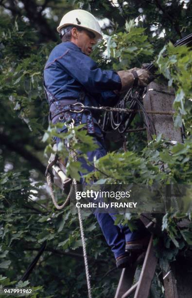 Electricien d'EDF intervenant sur un chantier, en 2002, France.