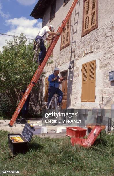 Electriciens d'EDF intervenant sur un chantier en Auvergne, en 2002, France.