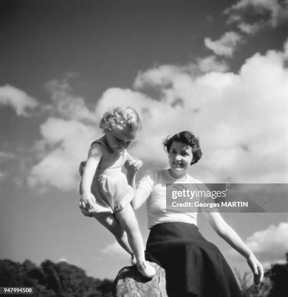 Une mere jouant avec sa fille circa 1960 en France.