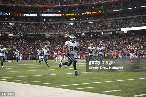 Cornerback Sheldon Brown of the Philadelphia Eagles returns an interception for a touchdown during the game against the Atlanta Falcons on December...