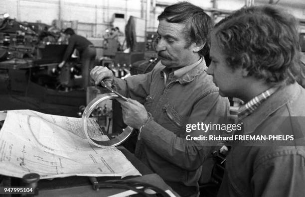 Apprenti ouvrier en formation dans une usine près de Bordeaux, en 1986, en Gironde, France.