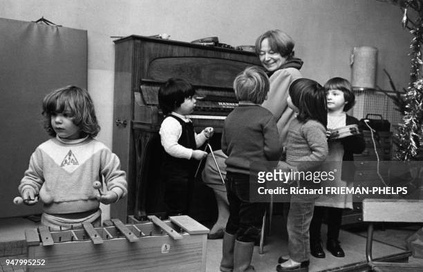 Activité musicale dans une école maternelle, en 1982, France.