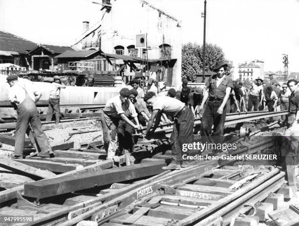 Ouvriers travaillant sur un chantier de la SNCF en France, circa 1940.