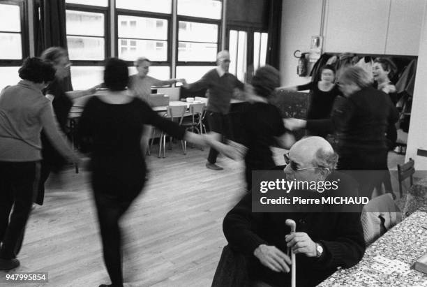 Atelier de danse dans un club du troisième âge en France, en 1984.