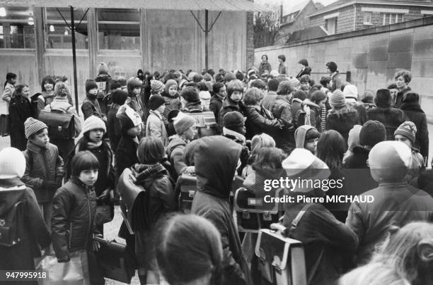 Cour de récréation d'une école de la banlieue de Paris, en 1983, France.