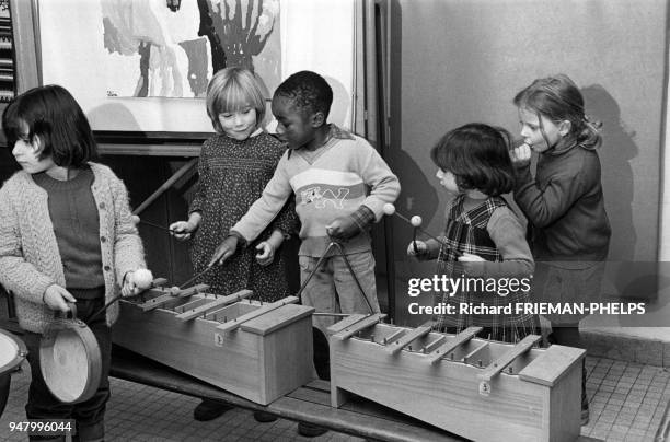 Activité musicale dans une école maternelle, en 1982, France.