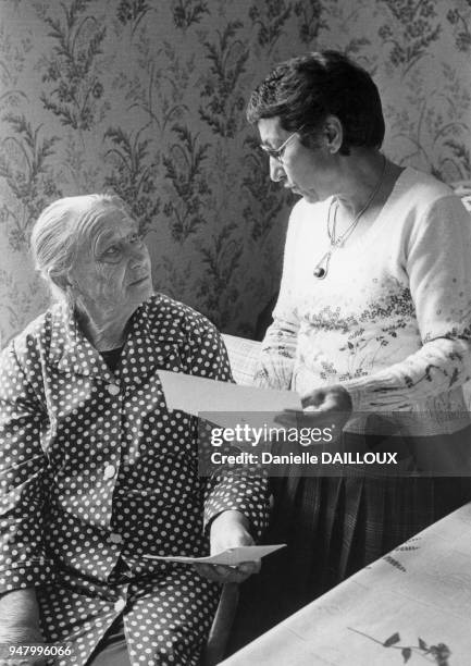 Aide à domicile chez une femme âgée en France, en 1983.