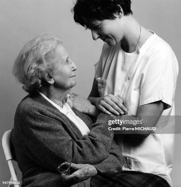 Médecin avec sa patiente, en 1994, France.